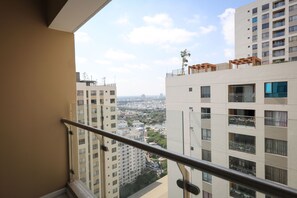 Un grattacielo con numerosi balconi e vista sulla città.