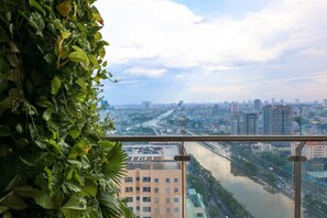 Apartamento Deluxe, 2 camas de matrimonio, cocina, vistas a la ciudad | Zona de estar | Una Smart TV