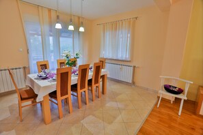 Villa, piscina privada | Servicio de comidas en la habitación