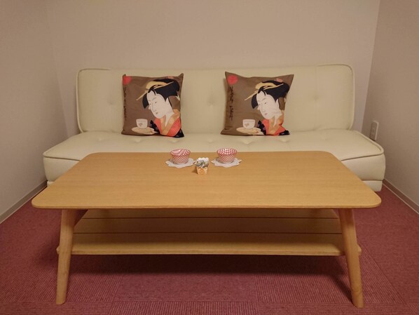 Standard-Dreibettzimmer | Wohnzimmer | Flachbildfernseher