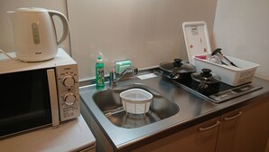 Standard Twin Room | Private kitchen | Fridge, microwave, stovetop, electric kettle - KYONOFUTABA (Kyoto)