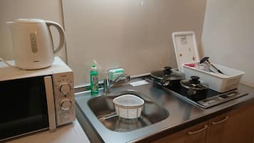 Standard Twin Room | Private kitchen | Fridge, microwave, stovetop, electric kettle