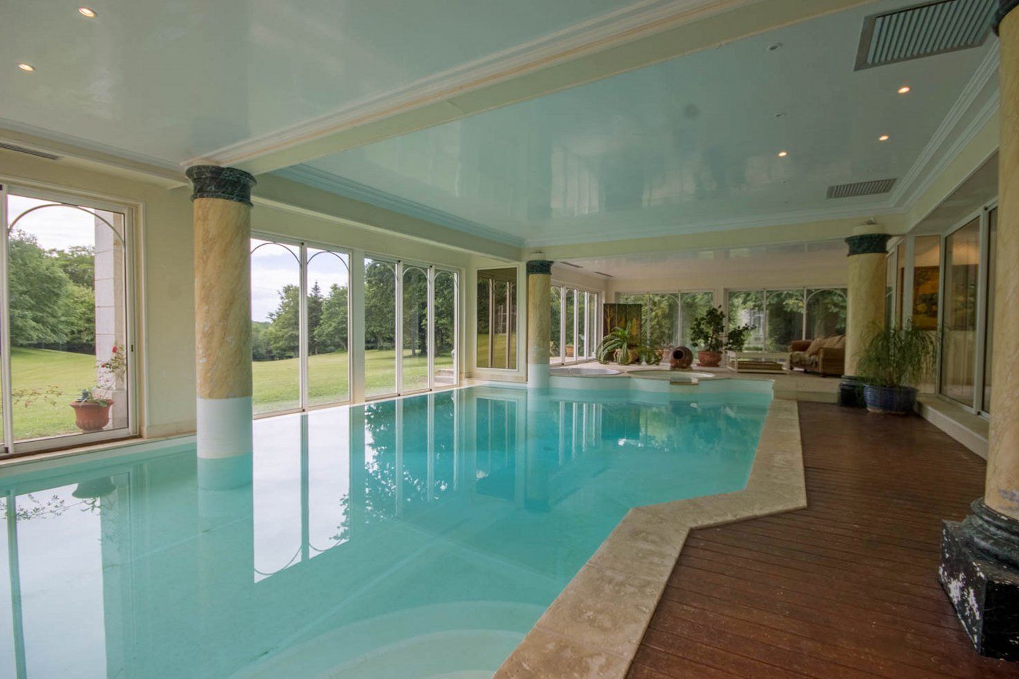 Una piscina cubierta, tumbonas