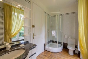 Deluxe Double Room (Van Gogh) | Bathroom