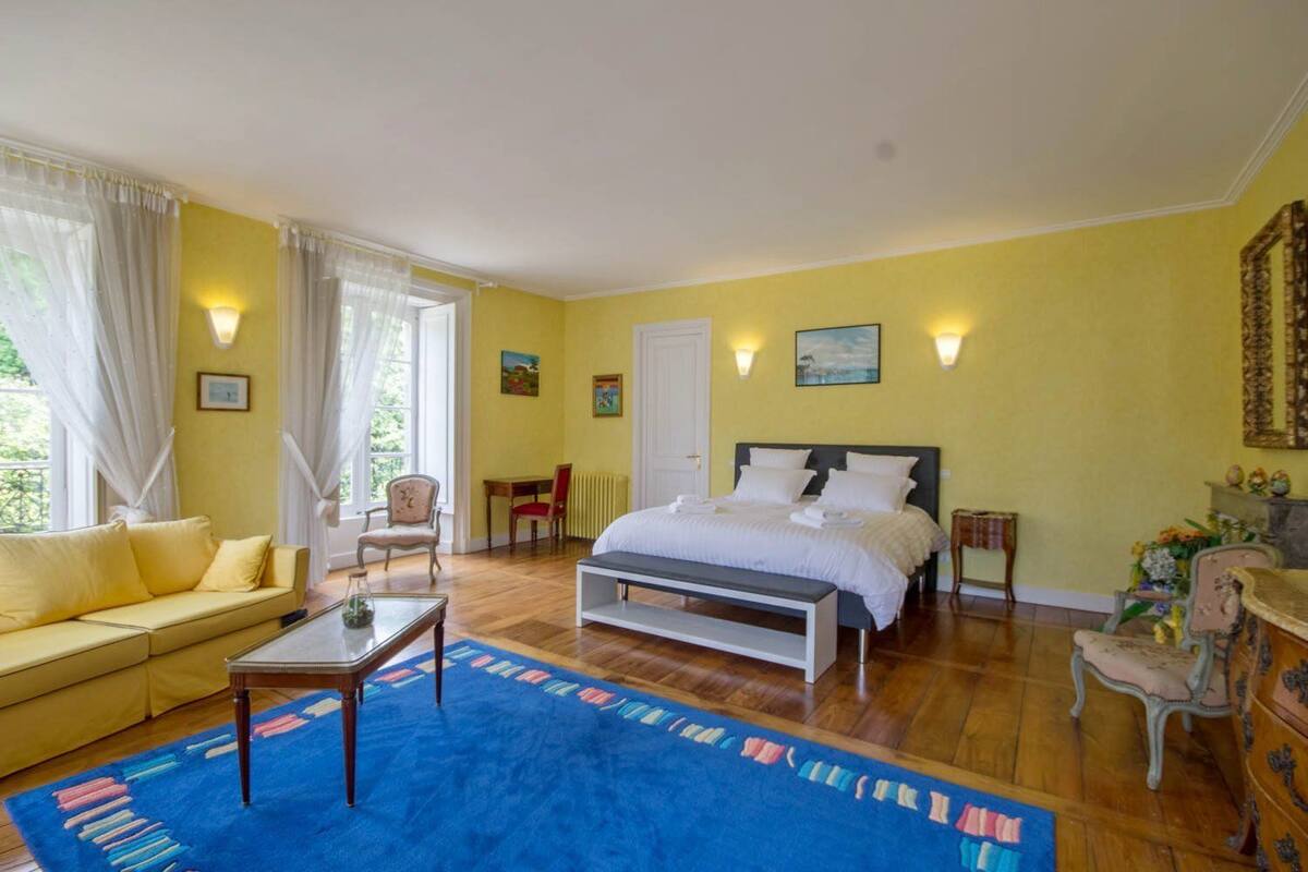 Deluxe Double Room (Van Gogh) | Premium bedding, desk, WiFi (free), individually decorated