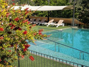 Una piscina al aire libre (de 08:00 a 20:00), sombrillas, tumbonas