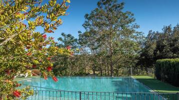 Außenpool, geöffnet von 08:00 Uhr bis 20:00 Uhr, Sonnenschirme