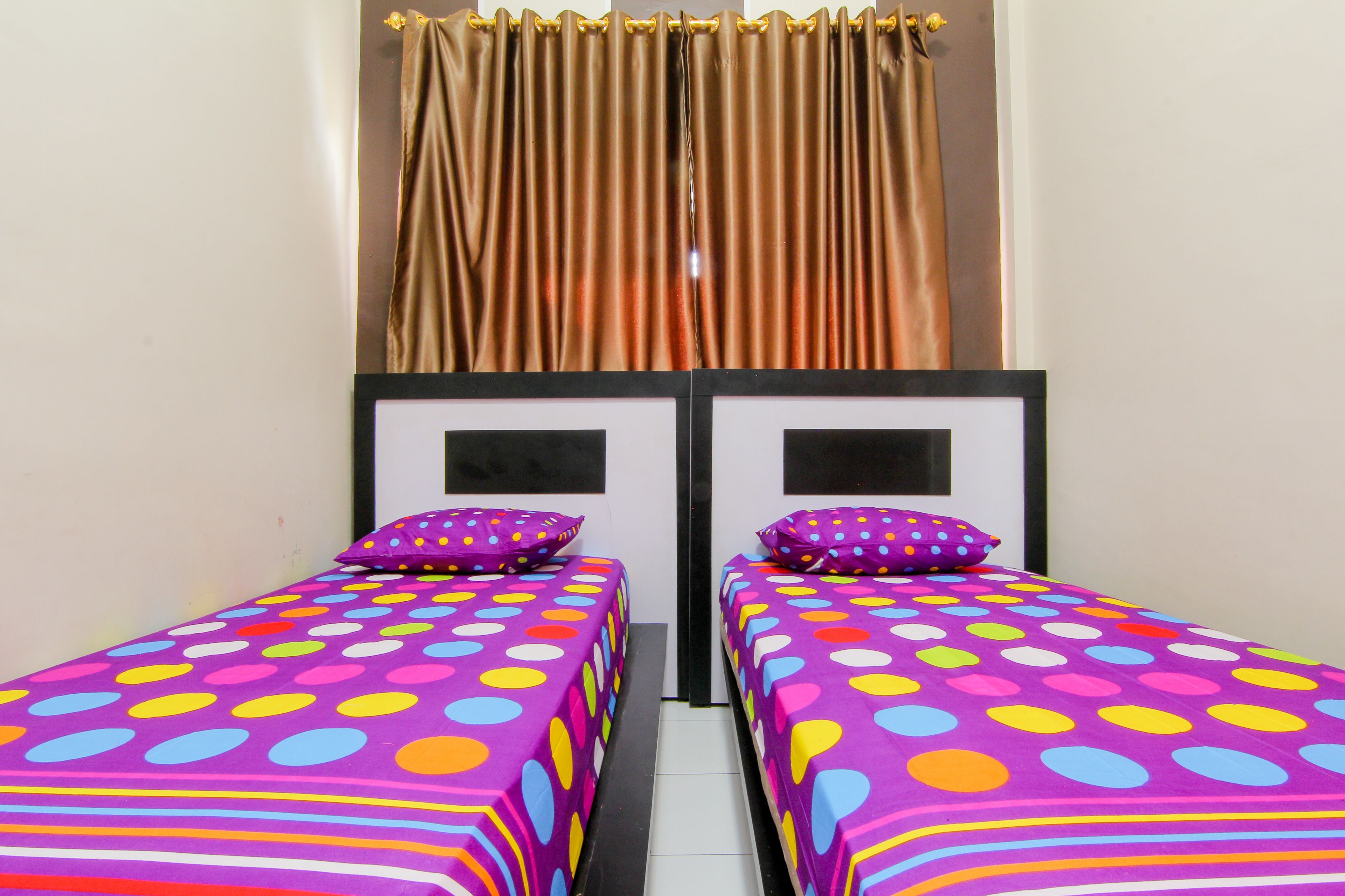 deluxe twin room | desk, free wifi, bed sheets