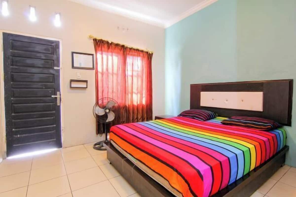 Escritorio, wifi gratis y ropa de cama