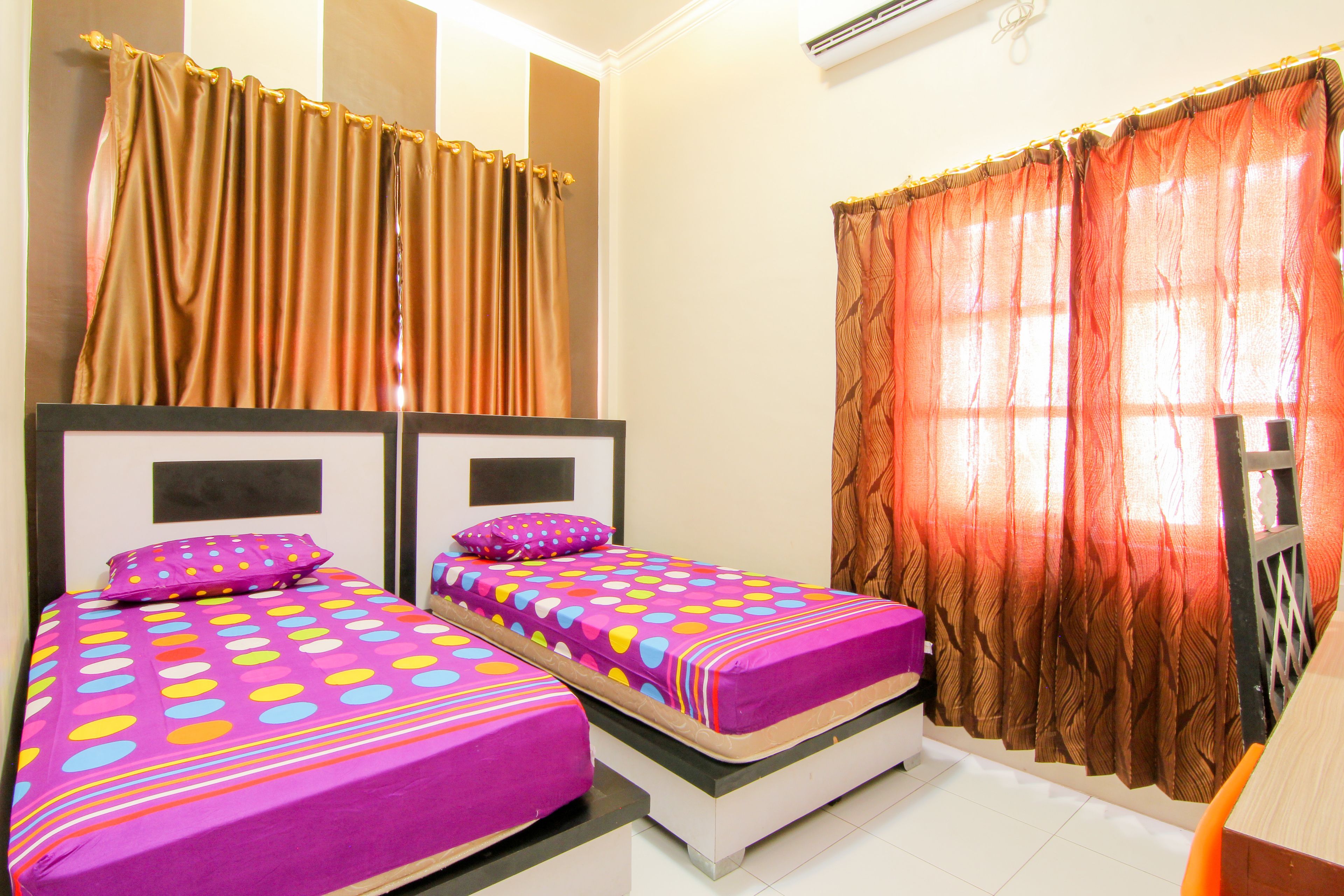 deluxe twin room | desk, free wifi, bed sheets