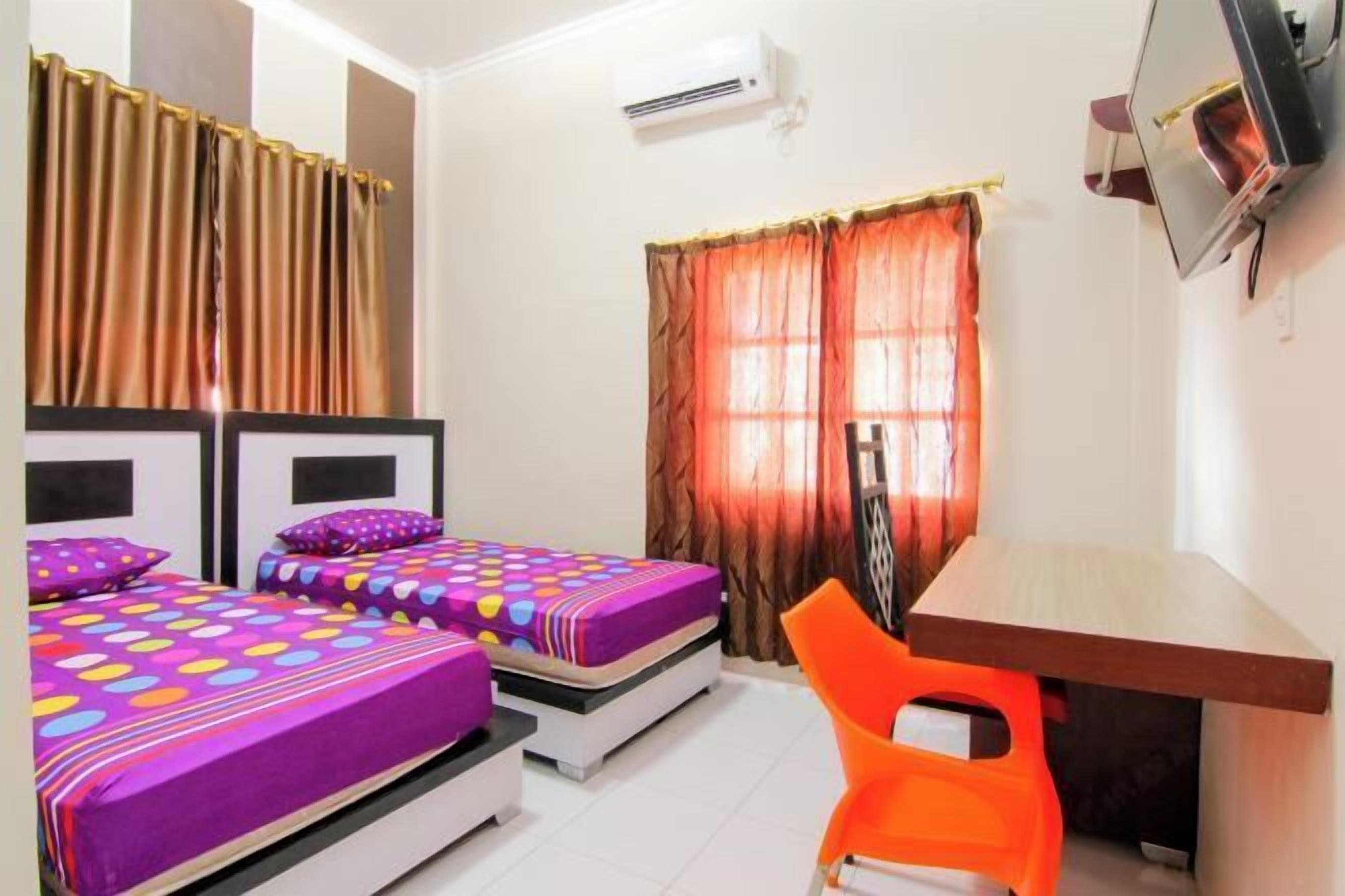 Desk, free WiFi, bed sheets