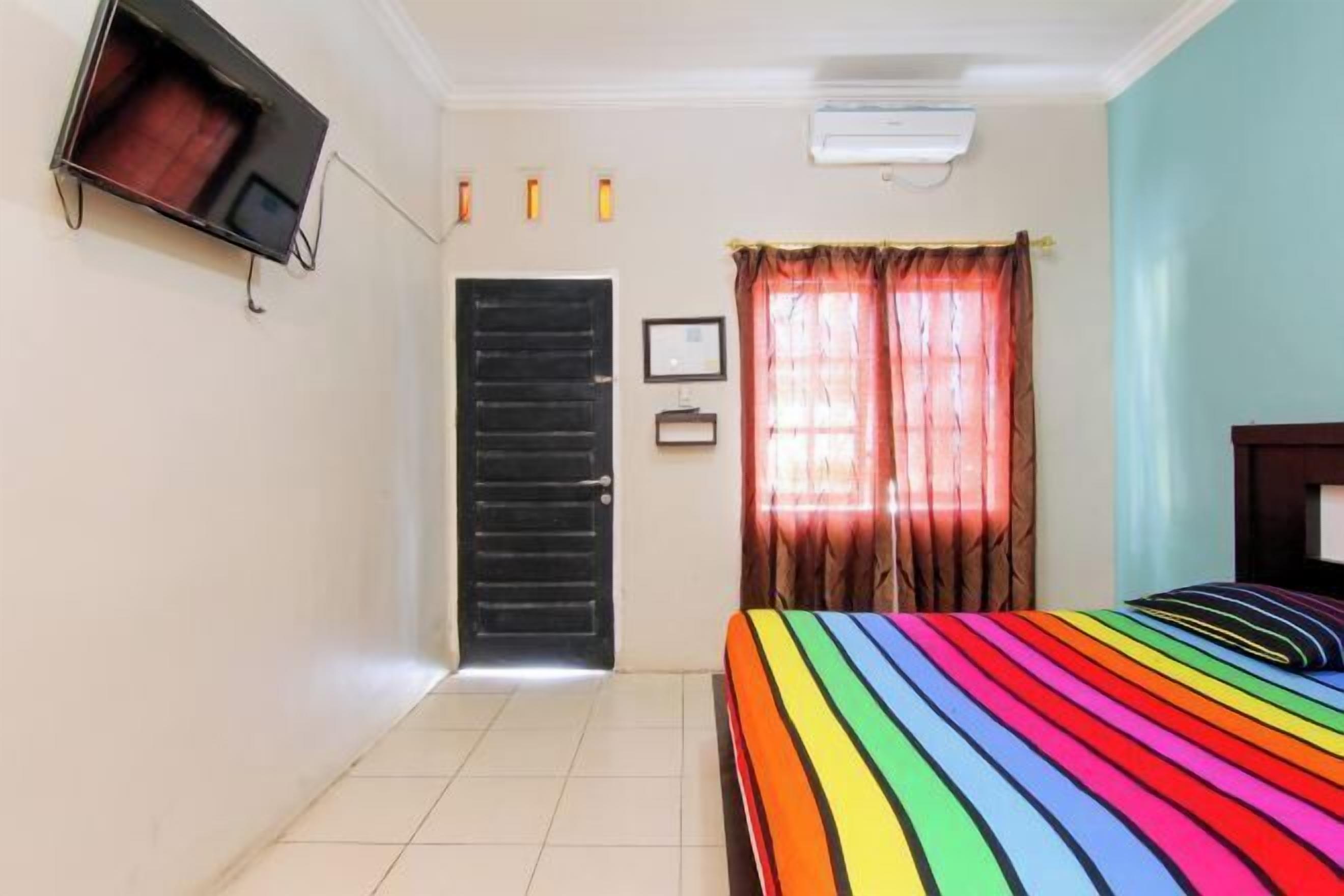 Desk, free WiFi, bed sheets