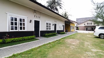 Escritorio, wifi gratis, ropa de cama