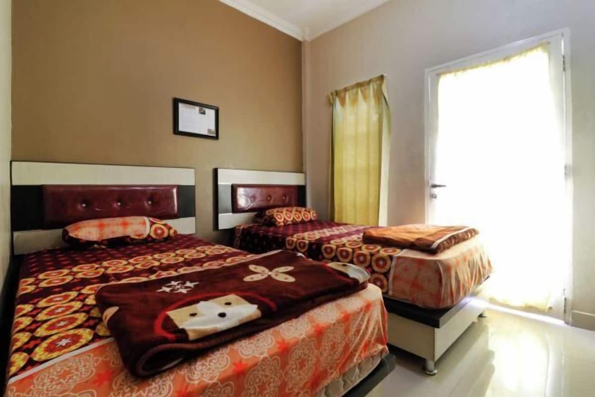 Escritorio, wifi gratis y ropa de cama