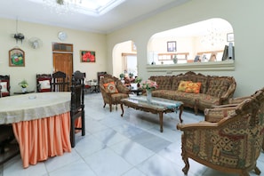 Lobby sitting area - Andrin Daspatt Hotel (Makassar)
