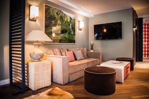 Minibar, caja de seguridad en la habitación y escritorio 