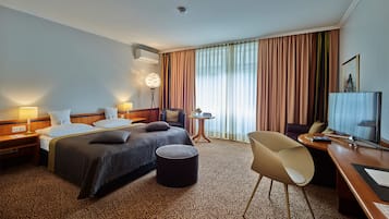 Minibar, Zimmersafe, Schreibtisch, laptopgeeigneter Arbeitsplatz