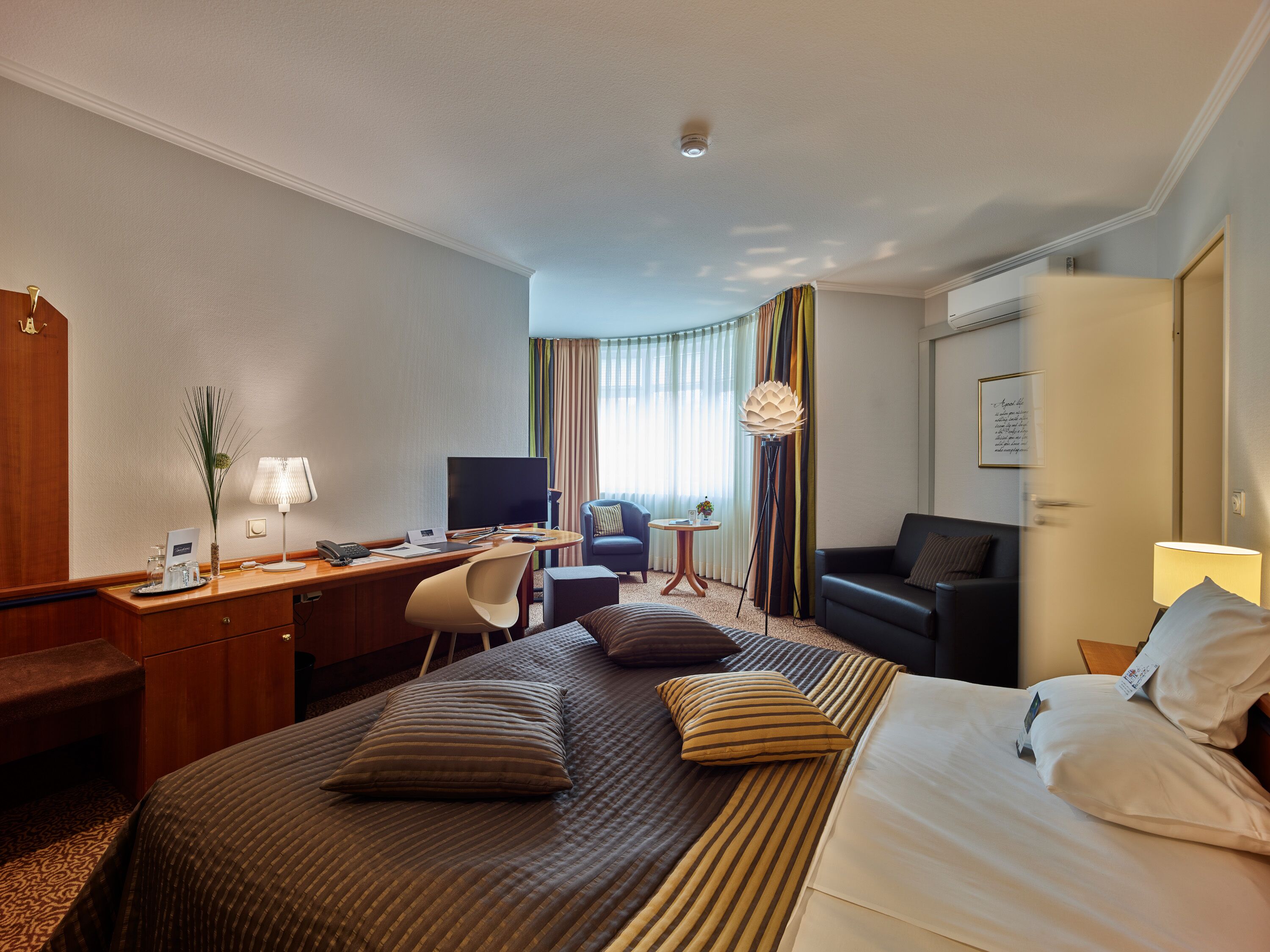 Minibar, Zimmersafe, Schreibtisch, laptopgeeigneter Arbeitsplatz