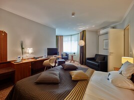 Minibar, caja de seguridad en la habitación y escritorio 