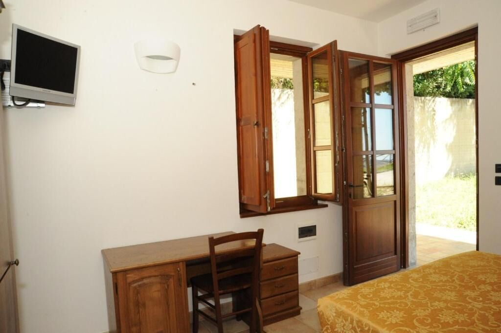 In-room safe, desk, cots/infant beds, rollaway beds