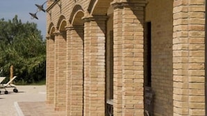 Un bâtiment doté d’une série d’arches et d’un balcon orné de balustrades.