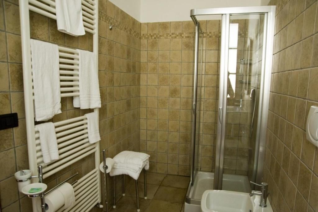 Dusche, kostenlose Toilettenartikel, Haartrockner, Handtücher