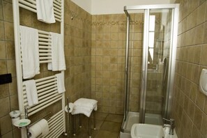 Shower, free toiletries, hair dryer, towels - Agriturismo Aqua Viva (Acquaviva Picena)