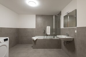 Deluxe Apartment, 4 Bedrooms | Bathroom - Haus Breitenfellner (Bad Hofgastein)
