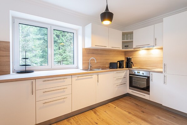 Een koelkast, een microgolfoven, een oven, een kookplaat