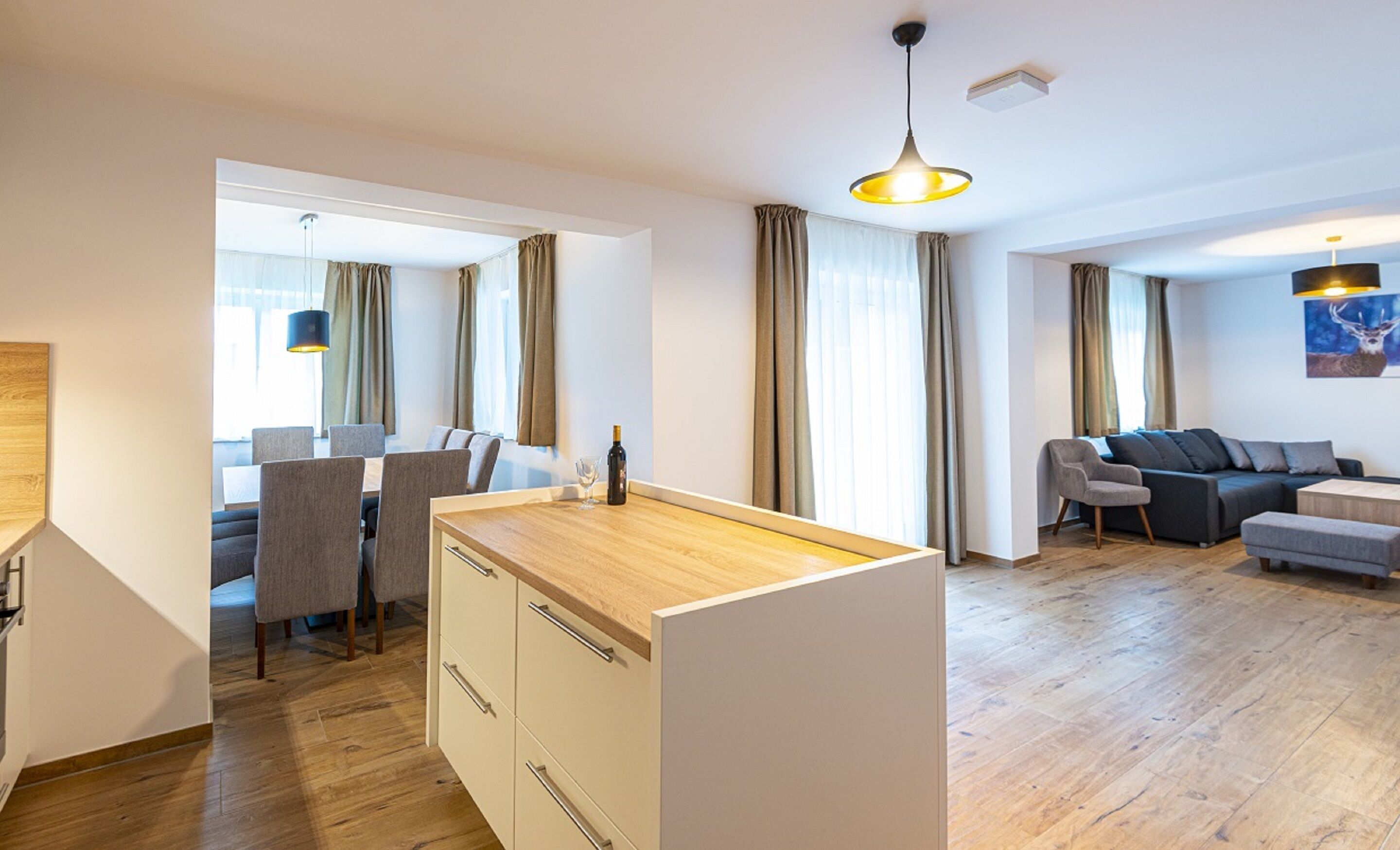 Deluxe Apartment, 4 Bedrooms | Oppholdsområde | LCD-TV og oppvarmet gulv