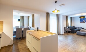 Deluxe Apartment, 4 Bedrooms | Wohnbereich | LCD-Fernseher, Fußbodenheizung