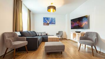 Deluxe Apartment, 4 Bedrooms | Oppholdsområde | LCD-TV og oppvarmet gulv