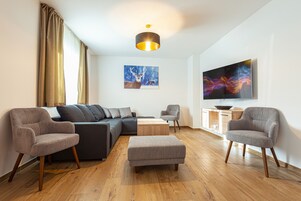 Deluxe Apartment, 4 Bedrooms | Área de estar | TV LCD, pisos aquecidos