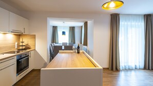 Deluxe Apartment, 4 Bedrooms | 私人廚房 | 咖啡機/沖茶器、電冰箱、微波爐、烤箱