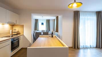 Deluxe Apartment, 4 Bedrooms | Privékeuken | Een koffiezetapparaat/waterkoker, een koelkast, een magnetron, een oven