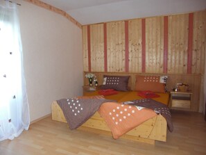 Habitación doble estándar, 1 cama King size, vista al jardín | Ropa de cama hipoalergénica, escritorio y cortinas blackout 