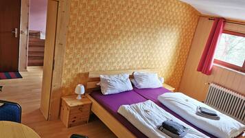 Hypo-allergenic bedding, desk, blackout curtains, free WiFi