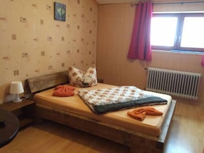 Quarto solteiro, 1 cama de solteiro grande, para não fumantes, vista para o jardim | Roupas de cama antialérgicas, escrivaninha, cortinas blackout