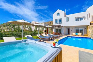 Outdoor pool, pool umbrellas, pool loungers - Villa Aphrodite Lindos (Rhodes)