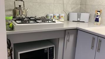 Traditional Apartment, Multiple Beds | Private kitchen | Full-sized fridge, microwave, oven, stovetop