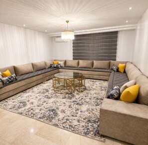 Standard-Apartment, 1 Schlafzimmer | Wohnbereich | 42-Zoll-LED-Fernseher mit Satellitenempfang, Fernseher, DVD-Player