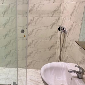 Soffione a pioggia, set di cortesia gratuito, asciugacapelli, bidet