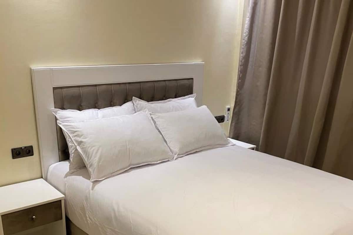 Apartamento superior, 2 quartos | 1 quarto, roupas de cama premium, cofres nos quartos