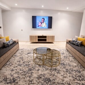 Standaard appartement, 1 slaapkamer | Woonruimte | Een ledtelevisie, een dvd-speler, een iPod-dock en een kantoor