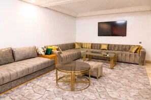 Leilighet – deluxe, 2 soverom | Oppholdsområde | En 42-tommers LED-TV med Parabol-TV samt TV og DVD-spiller