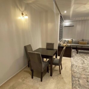 Superior-lejlighed - 2 soveværelser | Opholdsområde | 42-tommers LED-tv med satellitkanaler, tv, dvd-afspiller