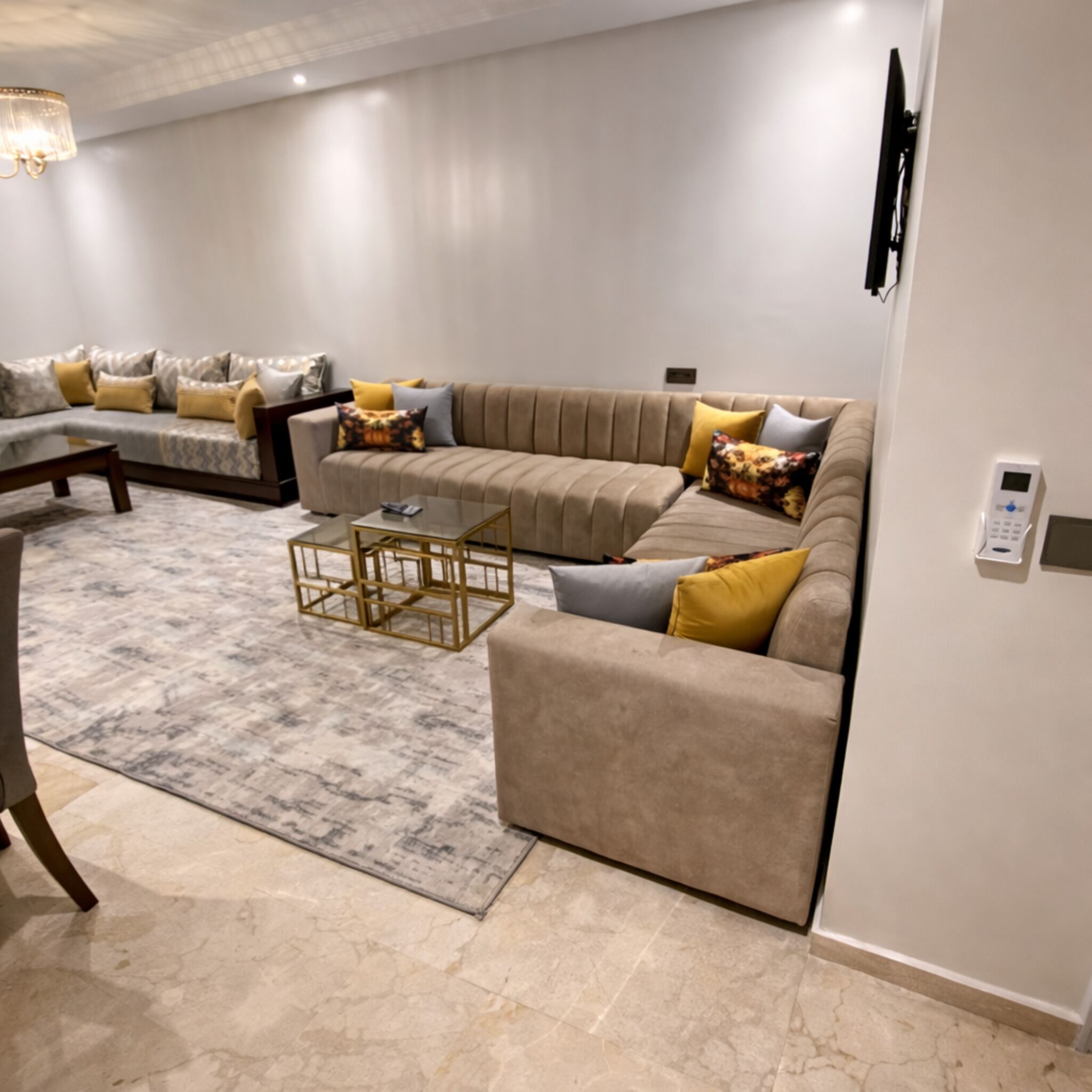 Appartement supérieur, 2 chambres | Aire de séjour | Téléviseur à DEL, lecteur de DVD, station d’accueil pour iPod, bureau