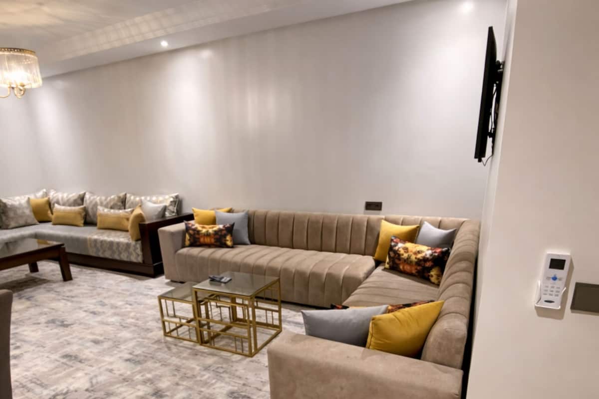 Appartement supĂ©rieur, 2 chambres | Aire de sĂ©jour | TĂ©lĂ©viseur Ă DEL, lecteur de DVD, station dâaccueil pour iPod, bureau