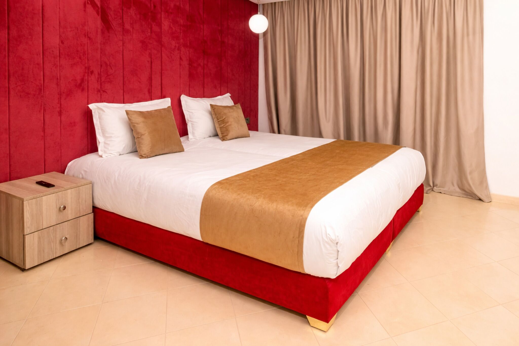 Deluxe Apartment, 2 Bedrooms | Peralatan tempat tidur premium, peti besi dalam bilik 