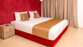 Deluxe Apartment, 2 Bedrooms | Peralatan tempat tidur premium, peti besi dalam bilik